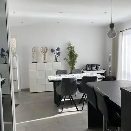 New Architect With Large Terrace And Patio 800 M From The Sea